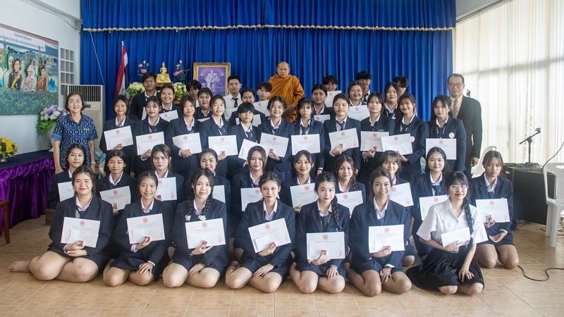 เจ้าอาวาสวัดกลาง ชลบุรี มอบทุนการศึกษาให้แก่นักศึกษาที่สอบผ่านธรรมศึกษา